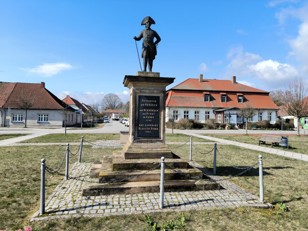 Das Denkmal zu Ehren von Friedrich dem Großen in der Ortsmitte.