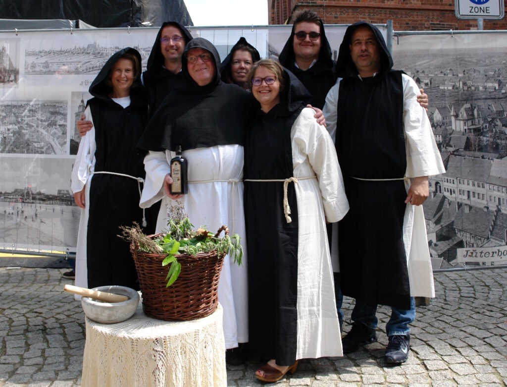 Die Mitglieder des Fördervereins Kloster Zinna nach dem Auftritt.