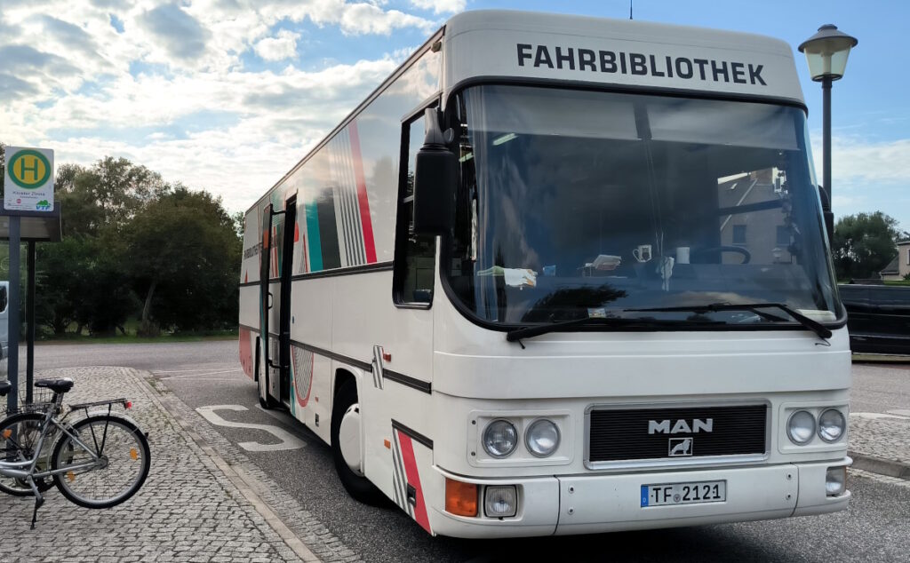 Der alte MAN steht an der Bushaltestelle von Kloster Zinna.