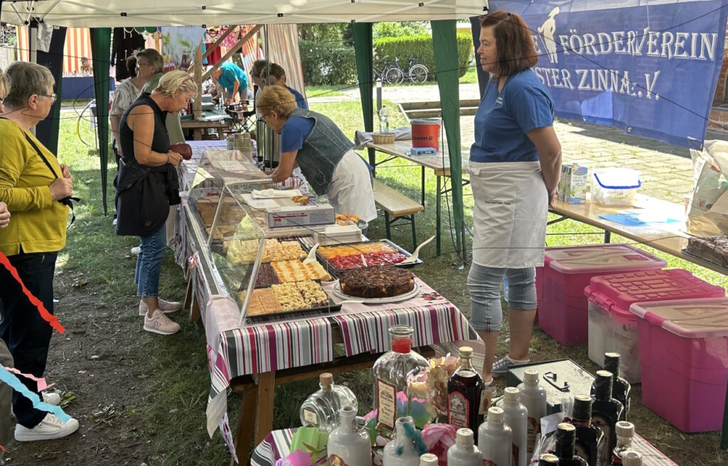 Der Kuchenstand des Fördervereins auf dem Heimatfest in Kloster Zinna.