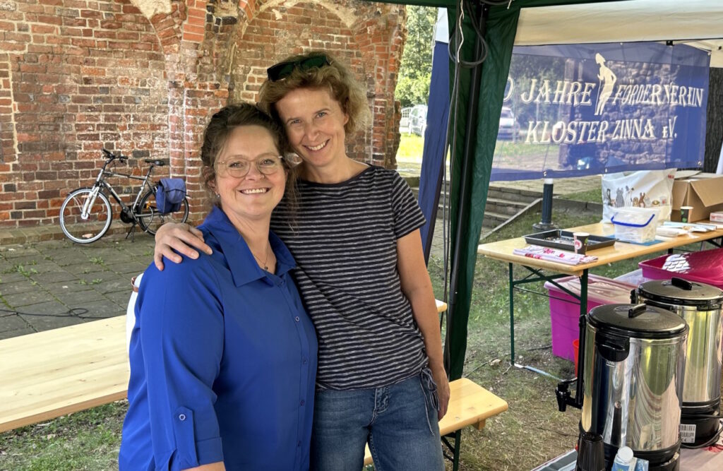 Am Stand des Fördervereins sind Sybille Hofmeister und Dorit Kirchner zu sehen.