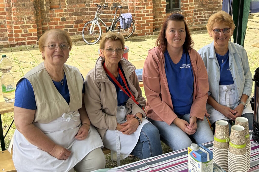 Auf dem Bild sind die Frauen vom Förderverein zu sehen, die die Gäste mit Kuchen versorgten.