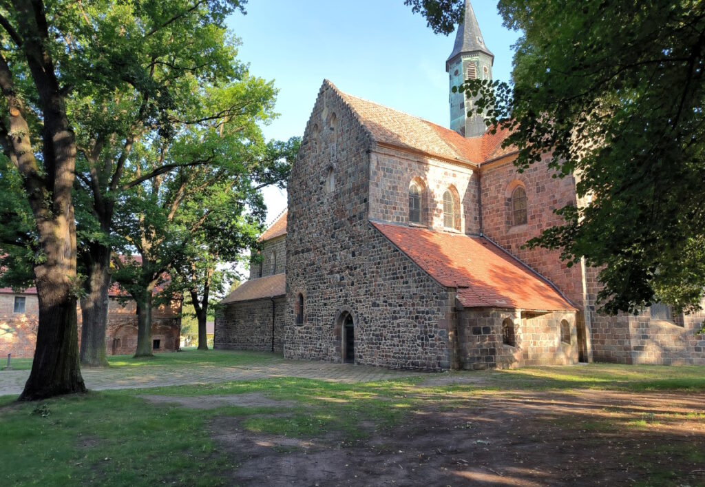 Zu sehen ist der Platz vor der Kirche.