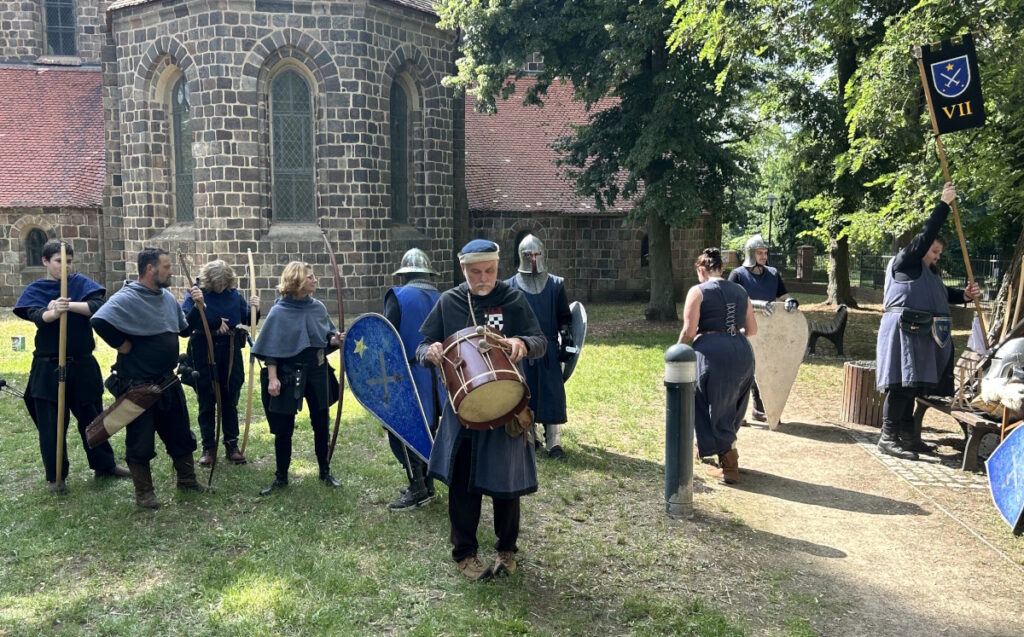 Die Stadtwache Jüterbog bereitet sich für das Training auf dem Kirchplatz vor.