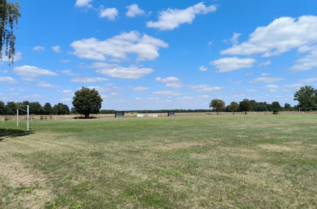 Der Blick geht über den Sportplatz von Kloster Zinna.