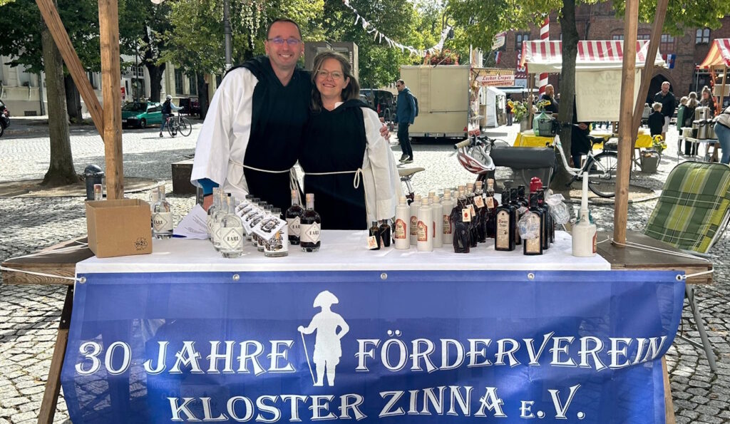 Abgebildet ist der Stand des Fördervereins mit den Mitglieder Andreas Baade und Sybille Hofmeister.