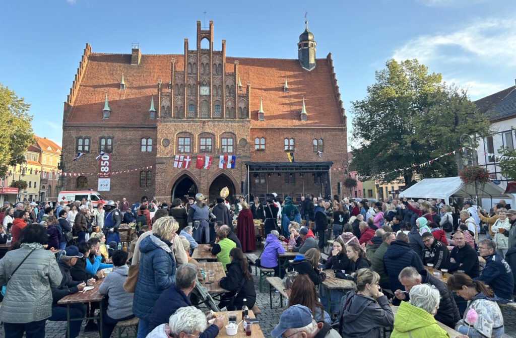 Der Marktplatz von Jüterbog mit den vielen Besuchern zum Fürstentag.