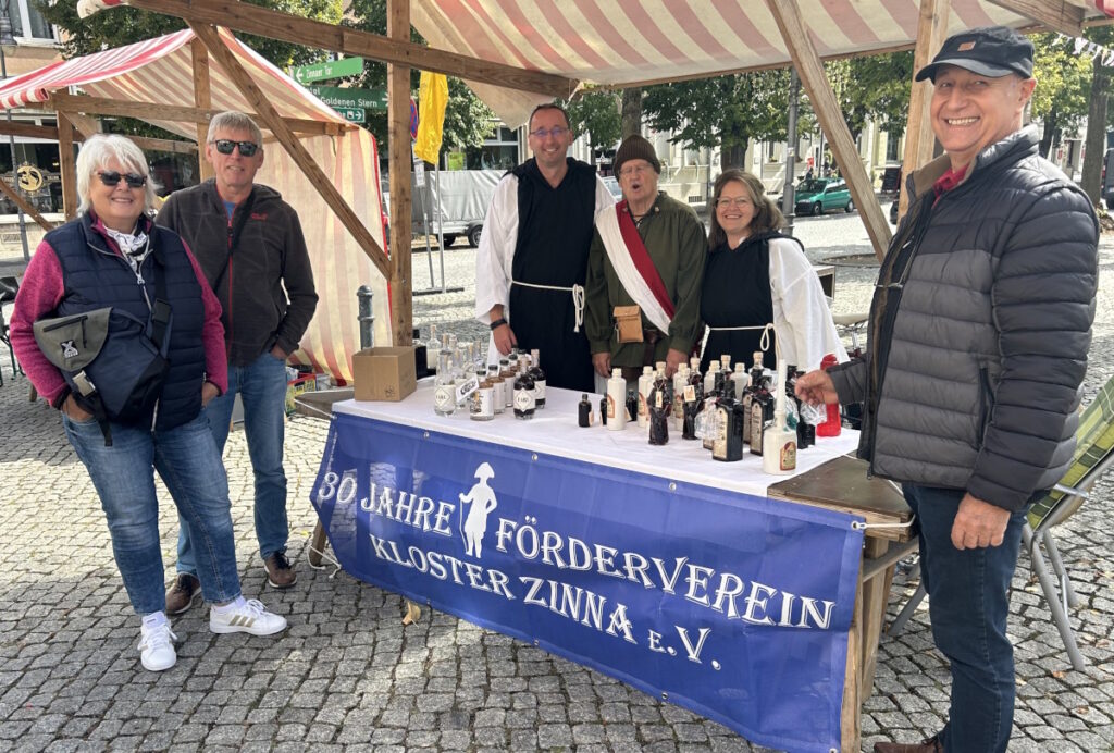 Zwischen den Zisterziensern Mönchen Andreas und Sybille steht mit Bernd Rüdiger der ehemalige Bürgermeister der Stadt Jüterbog.