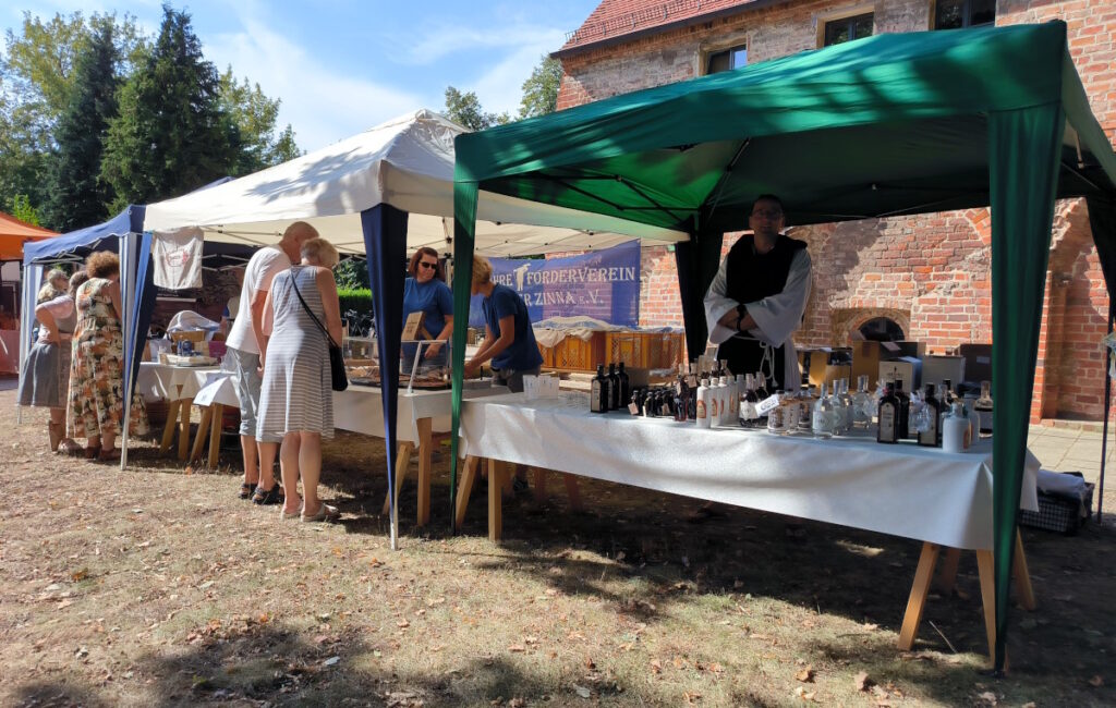 Die drei Marktstände des Fördervereins auf dem Handwerkermarkt in Kloster Zinna.