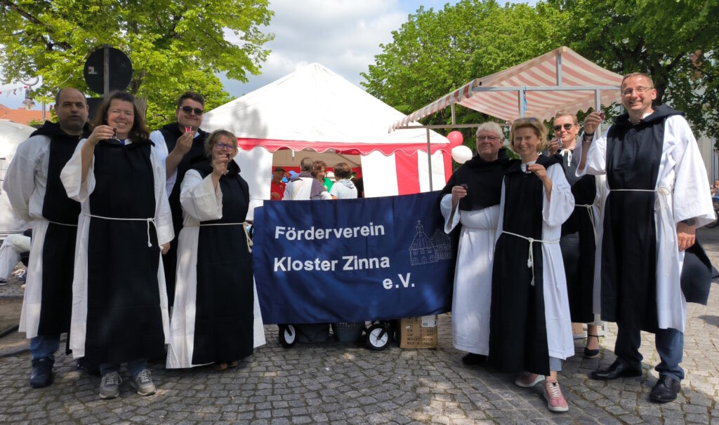 Auf dem Foto sind die Mitglieder des Fördervereins in den Mönchskutten zu sehen.