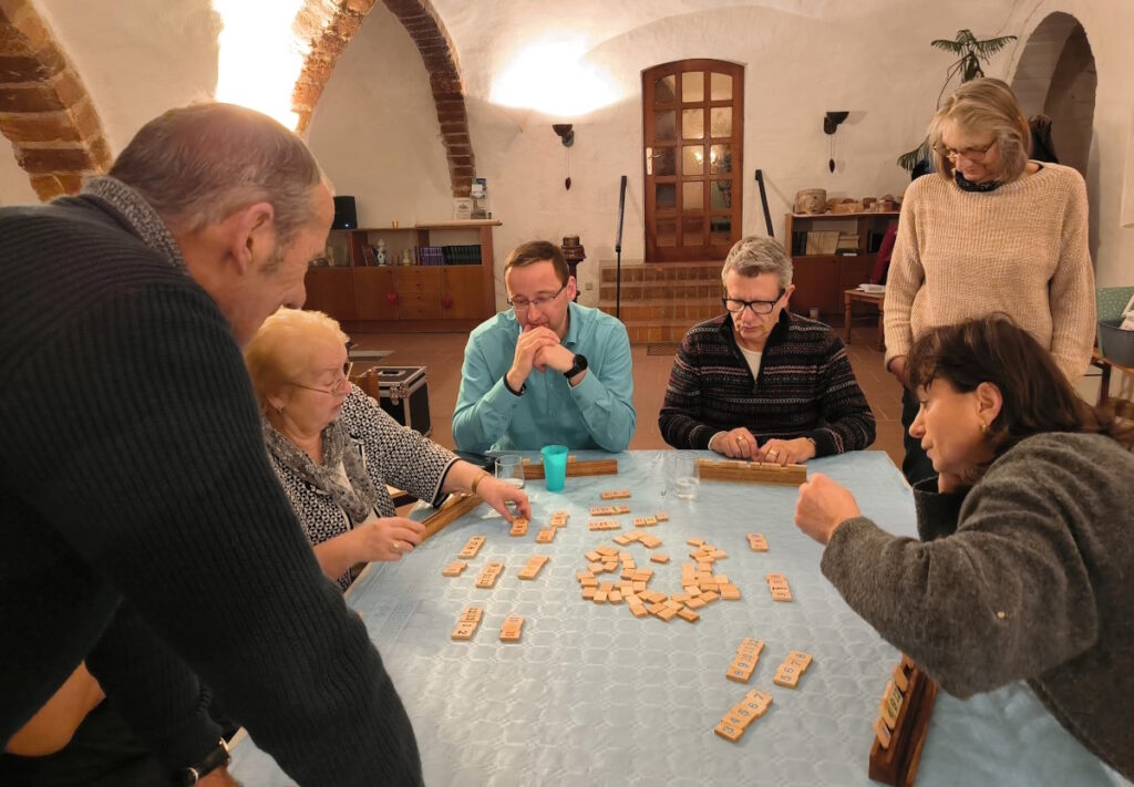 Am Tisch fieberten beim Rummikub alle mit.