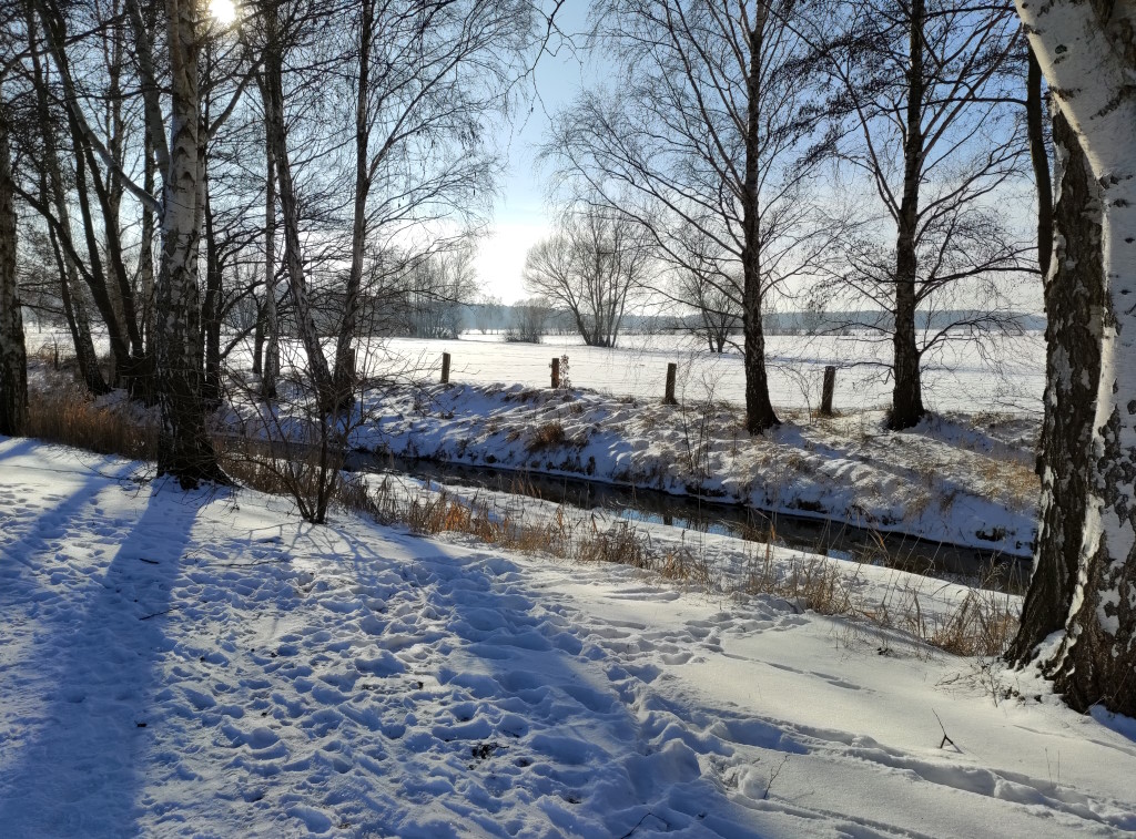 Der Fläming-Skate wurde vom Schnee eingenommen. Der Blick geht über die Nuthe.