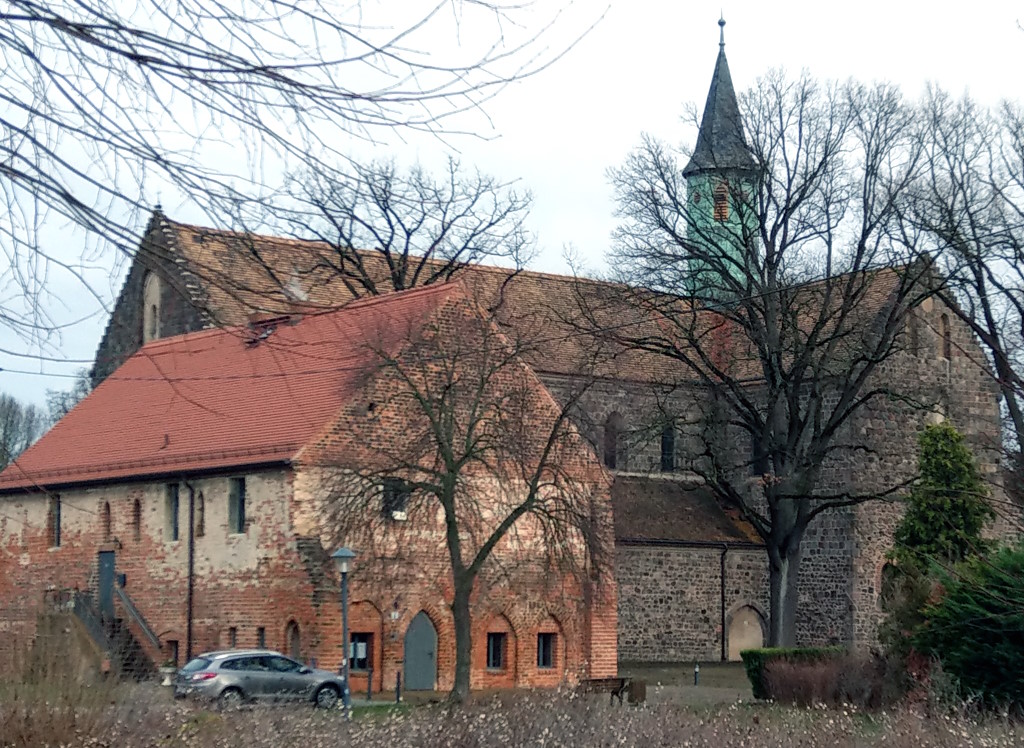 Die Klosterkirche St. Maria in Kloster Zinna mit dem Konversenhaus im Vordergrund.