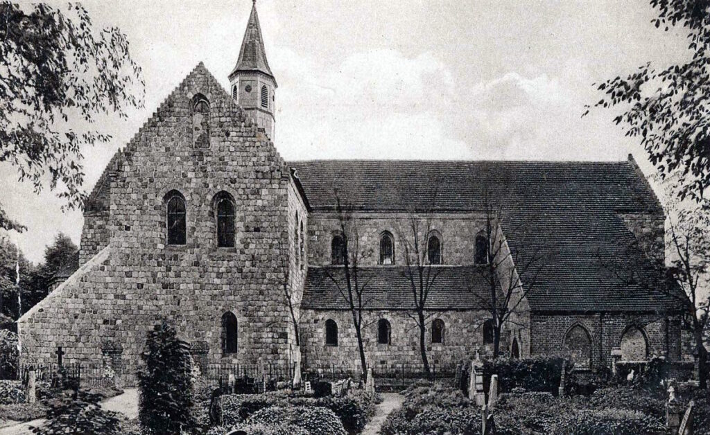 Die Klosterkirche ist von der Seite des Friedhofs her aus zu sehen.