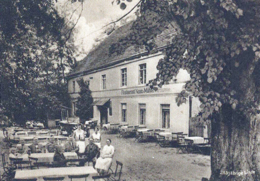 Die Familie Schreinicke sitzt auf Stühlen vor ihrem Ausflugs-Restaurant ‚Neue Mühle‘.