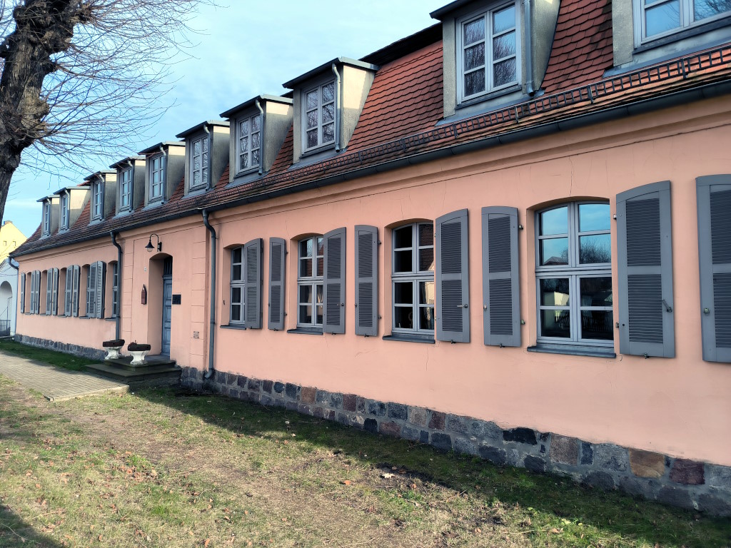 Die Straßenansicht vom Alten Zollhaus in Kloster Zinna.