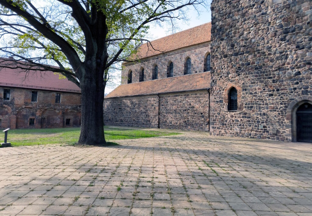 Der Platz vor der Klosterkirche wird sich am 1. Mai in einen Trödelmarkt verwandeln.