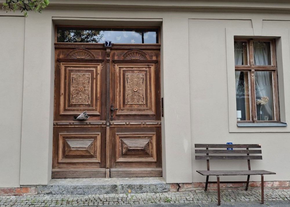 Eine alte Eingangstür oder eine der vielen historischen Elemente in Kloster Zinna.