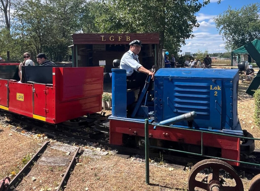 Herr Linek auf Lok 2 seiner Gartenfeldbahn.