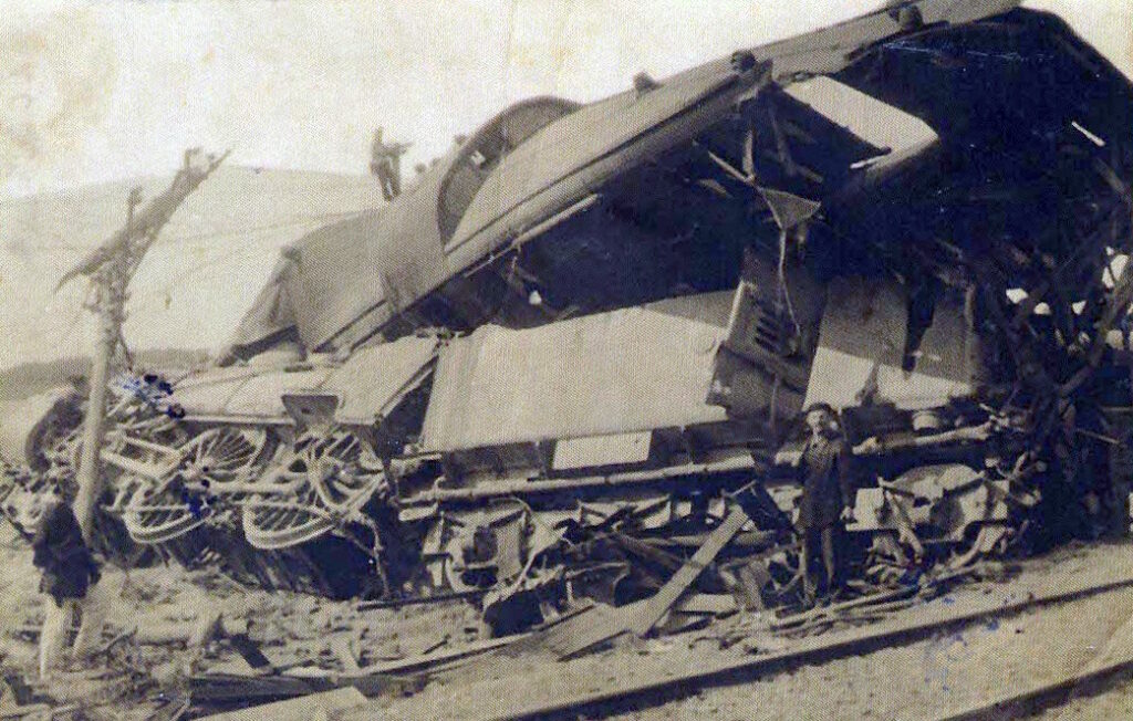 Die zerstörte Lokomotive mit den dahinter liegenden Waggons.