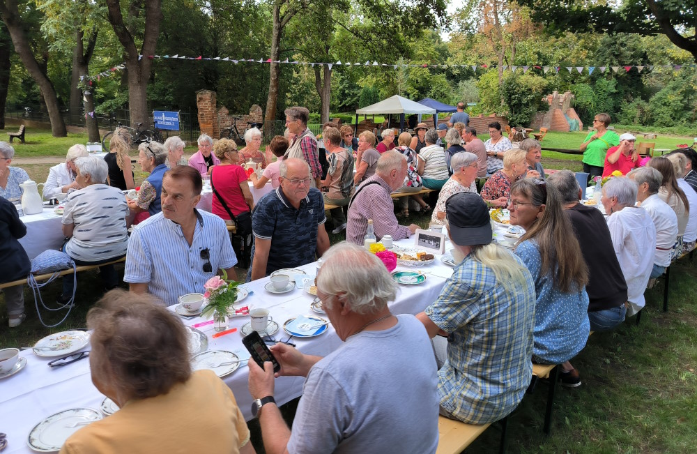 Die zahlreichen Gäste versammelten sich an der fein gedeckten Tafel.