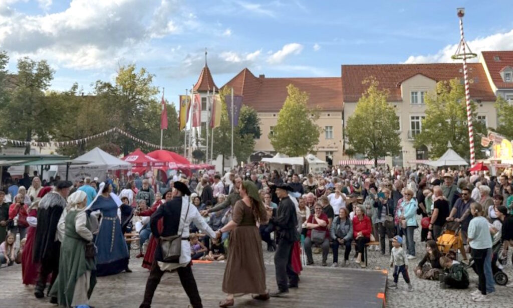 Blick über den Marktplatz Jüterbog beim Fürstentag 2025