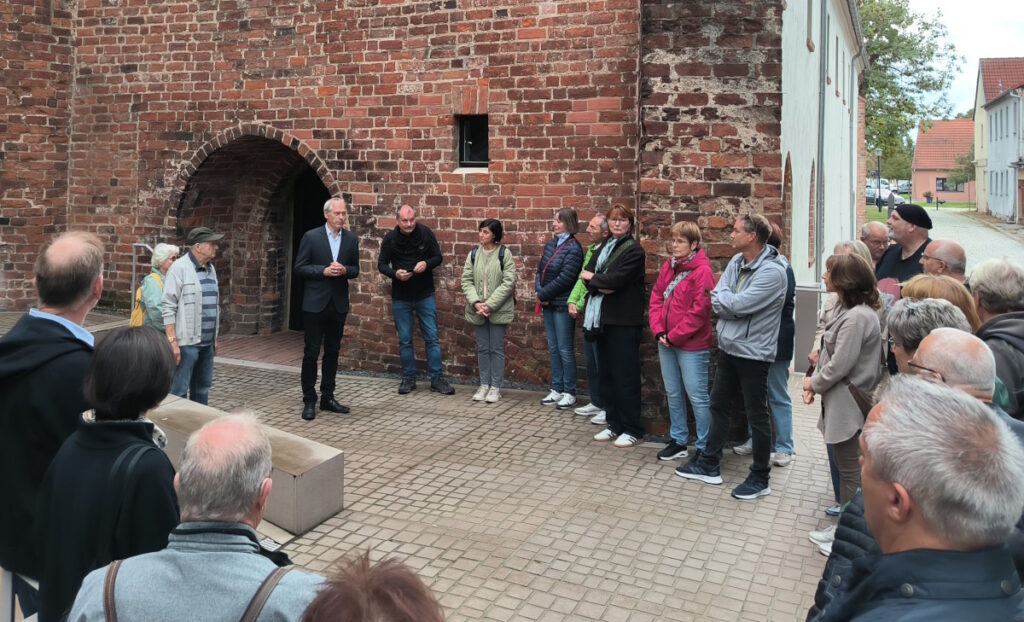 Museumsleiter Norbert Jannek hält eine Ansprache vor dem Eingang des Abtshauses.