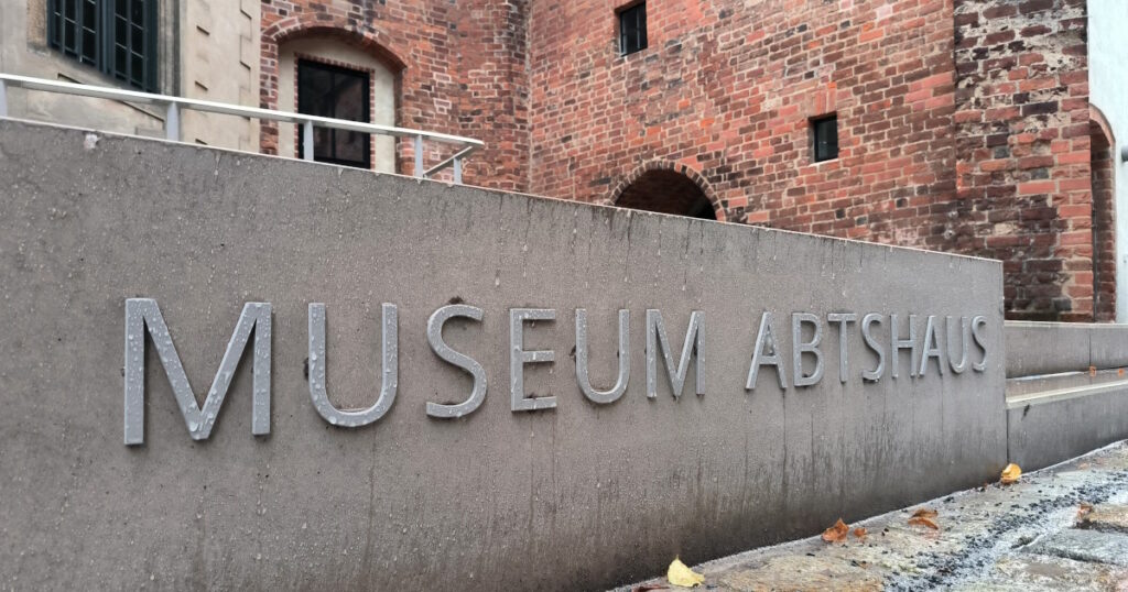 Eingang vom Museum im Abtshaus von Kloster Zinna.